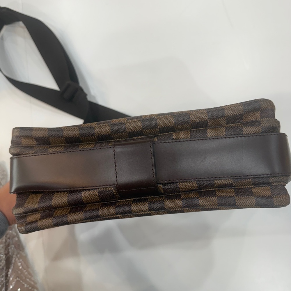 AUTHENTIC LOUIS VUITTON
Damier Ebene Daniel GM Messenger Bag - Picture 11 of 11